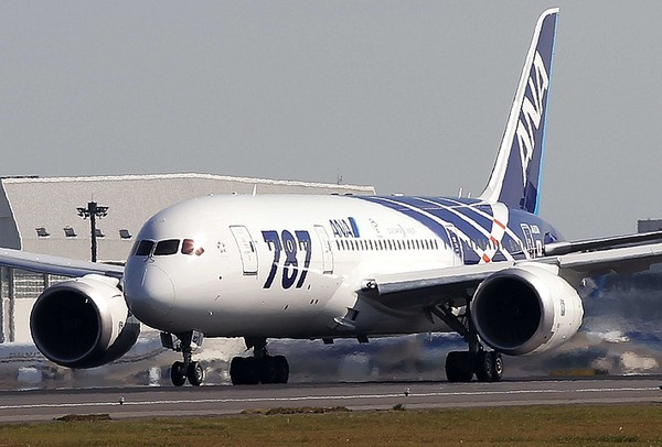 ANA Boeing 787 taking off