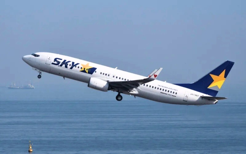 Skymark Airlines B737-800 taking off